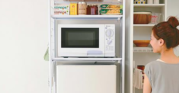 部屋のスペースを圧縮！冷蔵庫の上に電子レンジを設置しよう