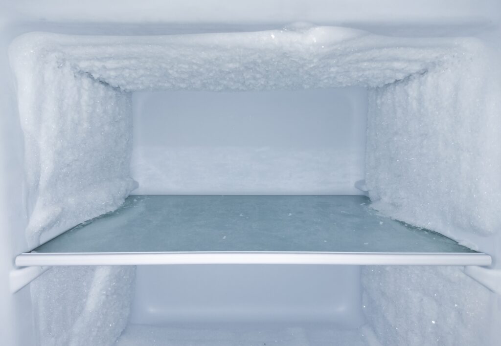 冷蔵庫に付着した霜の画像