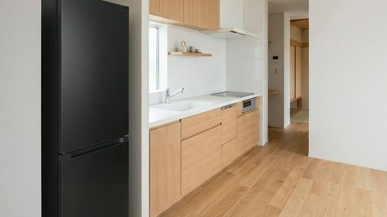 モダンなキッチンに設置されたステンレス製冷蔵庫