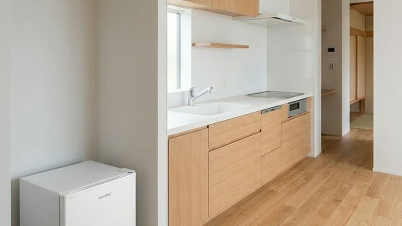 モダンなキッチンに設置されたステンレス製冷蔵庫