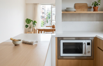 フラット式電子レンジのあるキッチン