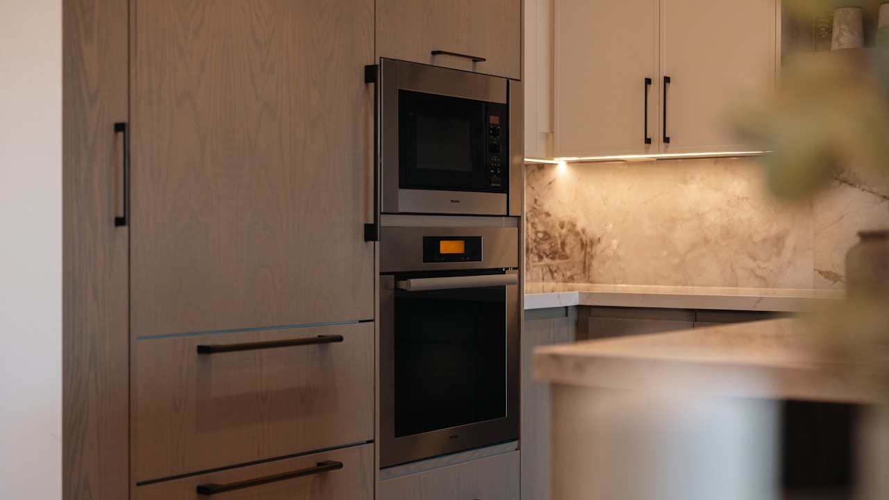 フラット式電子レンジのあるキッチン