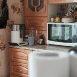 モダンなキッチンに設置されたビルトイン電子レンジとオーブン