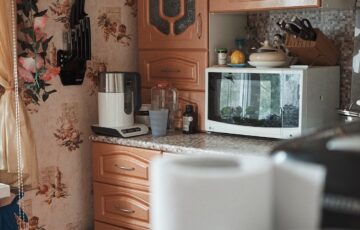 モダンなキッチンに設置されたビルトイン電子レンジとオーブン