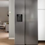 モダンなキッチンに設置されたステンレス製冷蔵庫