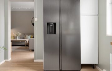 モダンなキッチンに設置されたステンレス製冷蔵庫