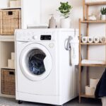 清潔感のあるランドリールームに置かれたドラム式洗濯機
